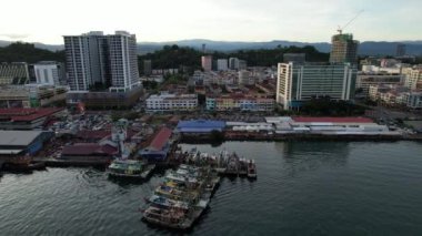 Kota Kinabalu, Malezya 30 Mayıs 2024: Kota Kinabalu Şehir Merkezi Rıhtımı