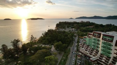 Kota Kinabalu, Malezya 30 Mayıs 2024: Gün batımında Tanjung Aru Sahili