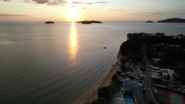Kota Kinabalu, Malezya 30 Mayıs 2024: Gün batımında Tanjung Aru Sahili