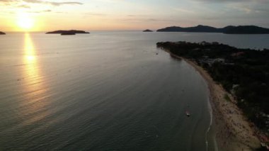 Kota Kinabalu, Malezya 30 Mayıs 2024: Gün batımında Tanjung Aru Sahili
