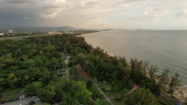 Kota Kinabalu, Malezya 30 Mayıs 2024: Gün batımında Tanjung Aru Sahili