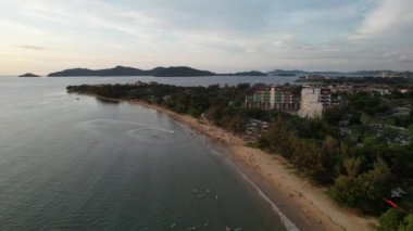 Kota Kinabalu, Malezya 30 Mayıs 2024: Gün batımında Tanjung Aru Sahili