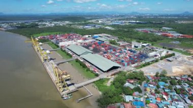 Kuching, Sarawak, Malezya 'daki geleneksel bir balıkçı köyünün hava manzarası