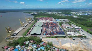 Kuching, Sarawak, Malezya 'daki geleneksel bir balıkçı köyünün hava manzarası