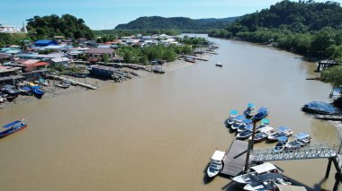 Kuching, Sarawak, Malezya 'daki geleneksel bir balıkçı köyünün hava manzarası