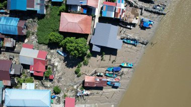 Kuching, Sarawak, Malezya 'daki geleneksel bir balıkçı köyünün hava manzarası