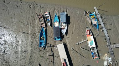 Kuching, Sarawak, Malezya 'daki geleneksel bir balıkçı köyünün hava manzarası