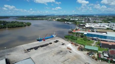 Kuching, Sarawak, Malezya 'daki geleneksel bir balıkçı köyünün hava manzarası