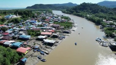Kuching, Sarawak, Malezya 'daki geleneksel bir balıkçı köyünün hava manzarası