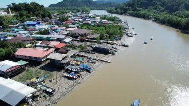 Kuching, Sarawak, Malezya 'daki geleneksel bir balıkçı köyünün hava manzarası