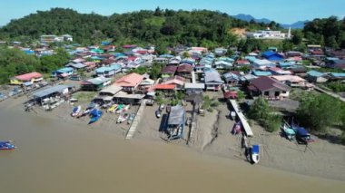 Kuching, Sarawak, Malezya 'daki geleneksel bir balıkçı köyünün hava manzarası