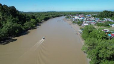 Kuching, Sarawak, Malezya 'daki geleneksel bir balıkçı köyünün hava manzarası