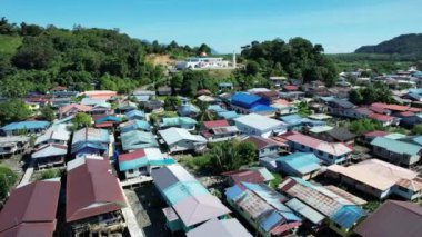 Kuching, Sarawak, Malezya 'daki geleneksel bir balıkçı köyünün hava manzarası