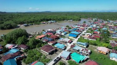 Kuching, Sarawak, Malezya 'daki geleneksel bir balıkçı köyünün hava manzarası