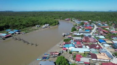 Kuching, Sarawak, Malezya 'daki geleneksel bir balıkçı köyünün hava manzarası