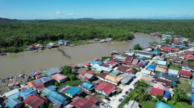 Kuching, Sarawak, Malezya 'daki geleneksel bir balıkçı köyünün hava manzarası