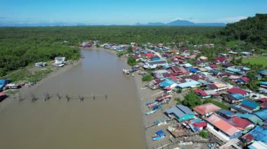 Kuching, Sarawak, Malezya 'daki geleneksel bir balıkçı köyünün hava manzarası