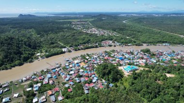 Kuching, Sarawak, Malezya 'daki geleneksel bir balıkçı köyünün hava manzarası