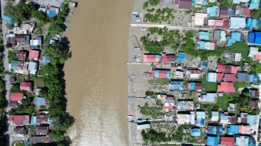 Kuching, Sarawak, Malezya 'daki geleneksel bir balıkçı köyünün hava manzarası