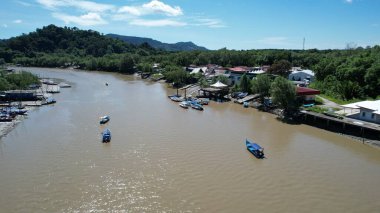 Kuching, Sarawak, Malezya 'daki geleneksel bir balıkçı köyünün hava manzarası