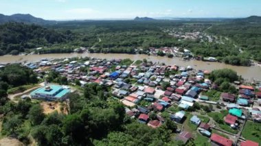 Kuching, Sarawak, Malezya 'daki geleneksel bir balıkçı köyünün hava manzarası