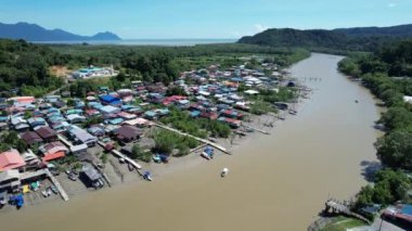 Kuching, Sarawak, Malezya 'daki geleneksel bir balıkçı köyünün hava manzarası