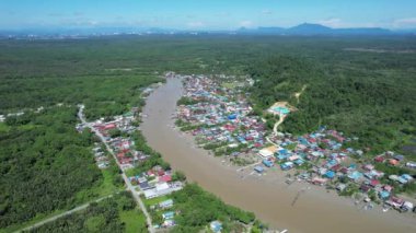 Kuching, Sarawak, Malezya 'daki geleneksel bir balıkçı köyünün hava manzarası