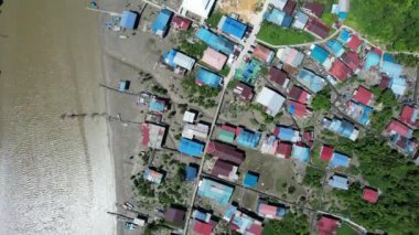 Kuching, Sarawak, Malezya 'daki geleneksel bir balıkçı köyünün hava manzarası