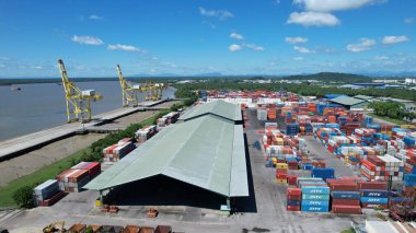 Kuching, Malezya - 5 Haziran 2024: Senari Limanı ve Bekleyen Terminal Limanı