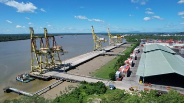 Kuching, Malezya - 5 Haziran 2024: Senari Limanı ve Bekleyen Terminal Limanı