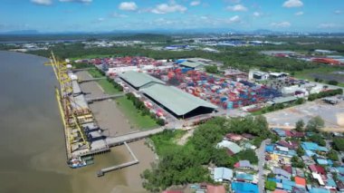 Kuching, Malezya - 5 Haziran 2024: Senari Limanı ve Bekleyen Terminal Limanı