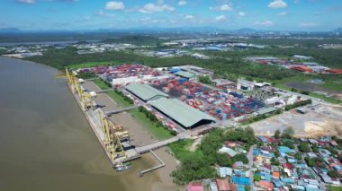 Kuching, Malezya - 5 Haziran 2024: Senari Limanı ve Bekleyen Terminal Limanı