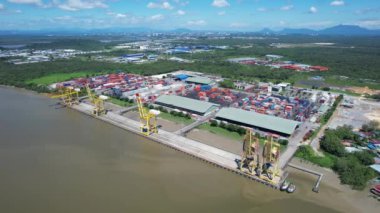 Kuching, Malezya - 5 Haziran 2024: Senari Limanı ve Bekleyen Terminal Limanı