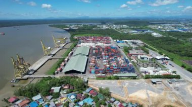 Kuching, Malezya - 5 Haziran 2024: Senari Limanı ve Bekleyen Terminal Limanı