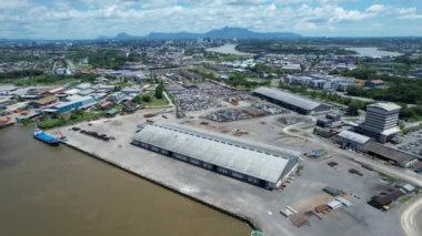 Kuching, Malezya - 5 Haziran 2024: Senari Limanı ve Bekleyen Terminal Limanı