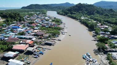 Kuching, Sarawak, Malezya 'daki geleneksel bir balıkçı köyünün hava manzarası