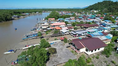 Kuching, Sarawak, Malezya 'daki geleneksel bir balıkçı köyünün hava manzarası