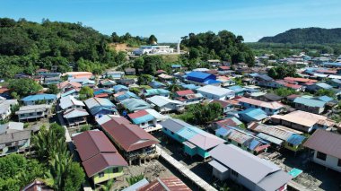 Kuching, Sarawak, Malezya 'daki geleneksel bir balıkçı köyünün hava manzarası