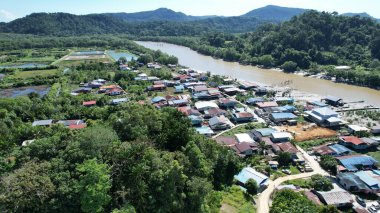 Kuching, Sarawak, Malezya 'daki geleneksel bir balıkçı köyünün hava manzarası