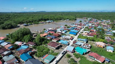 Kuching, Sarawak, Malezya 'daki geleneksel bir balıkçı köyünün hava manzarası