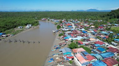 Kuching, Sarawak, Malezya 'daki geleneksel bir balıkçı köyünün hava manzarası
