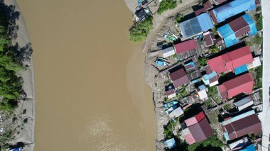Kuching, Sarawak, Malezya 'daki geleneksel bir balıkçı köyünün hava manzarası