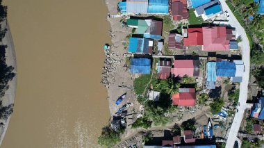 Kuching, Sarawak, Malezya 'daki geleneksel bir balıkçı köyünün hava manzarası