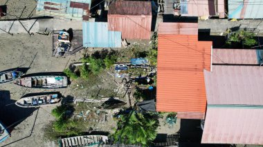 Kuching, Sarawak, Malezya 'daki geleneksel bir balıkçı köyünün hava manzarası