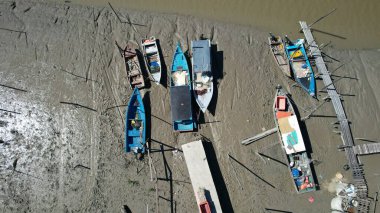 Kuching, Sarawak, Malezya 'daki geleneksel bir balıkçı köyünün hava manzarası