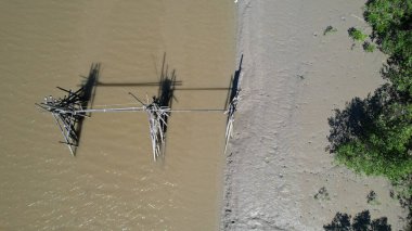 Kuching, Sarawak, Malezya 'daki geleneksel bir balıkçı köyünün hava manzarası