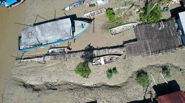 Kuching, Sarawak, Malezya 'daki geleneksel bir balıkçı köyünün hava manzarası