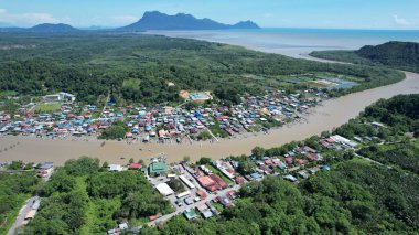 Kuching, Sarawak, Malezya 'daki geleneksel bir balıkçı köyünün hava manzarası