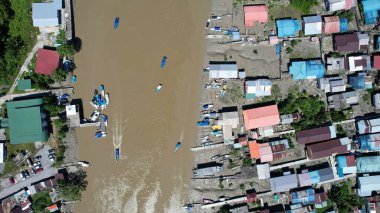 Kuching, Sarawak, Malezya 'daki geleneksel bir balıkçı köyünün hava manzarası