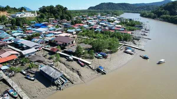 Kuching, Sarawak, Malezya 'daki geleneksel bir balıkçı köyünün hava manzarası